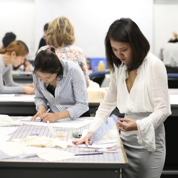 一群学生在时装设计工作室做项目.